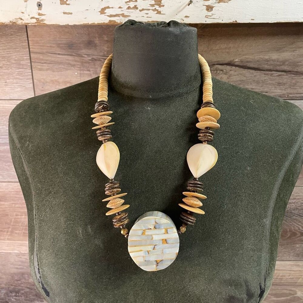 Heart Accent Shell Pendant Necklace in Cream and Brown - Picture 4 of 9